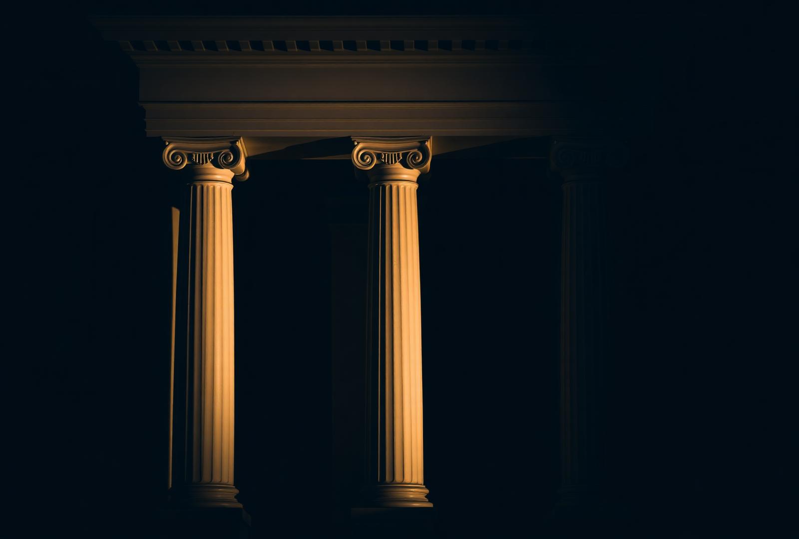 Colunas clássicas de um edifício público iluminadas lateralmente